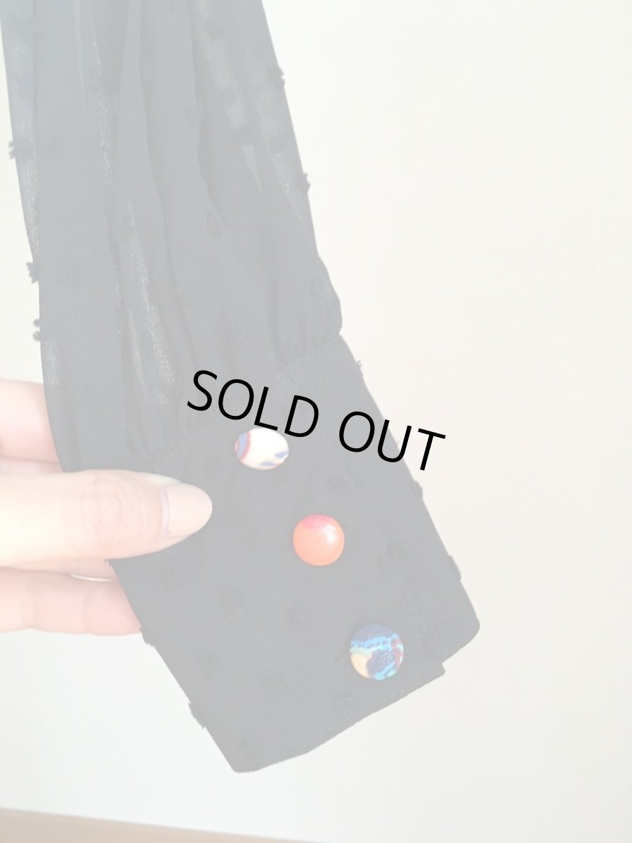 カラフルな包みボタンは１つずつ手作りしています。取り付けはランダムです＾＾