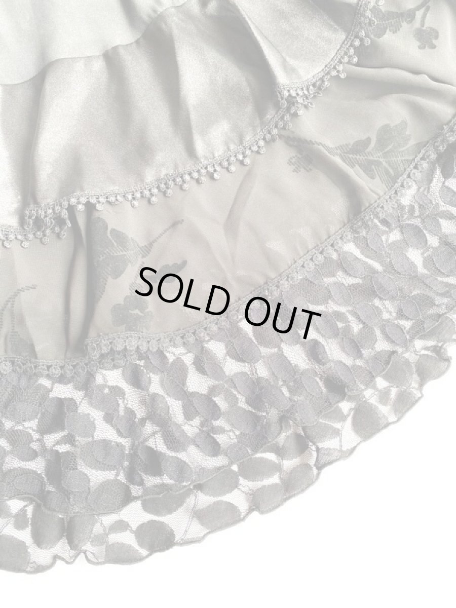 最下段フリルはリーフ柄。