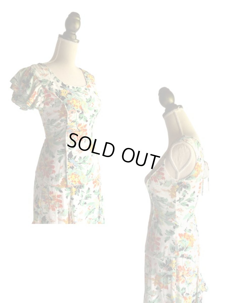 右側には肩フリルつき。左はノーフリル。